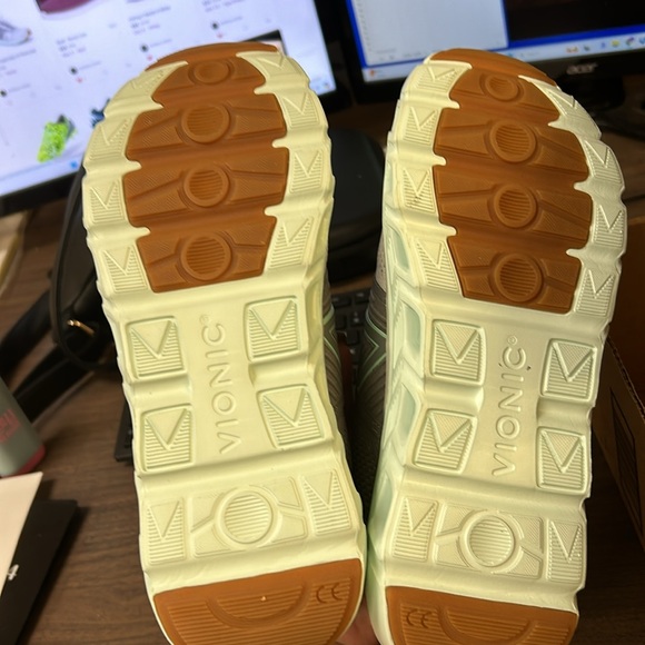 VIONIC Captivate in Charcoal - Picture 3 of 4